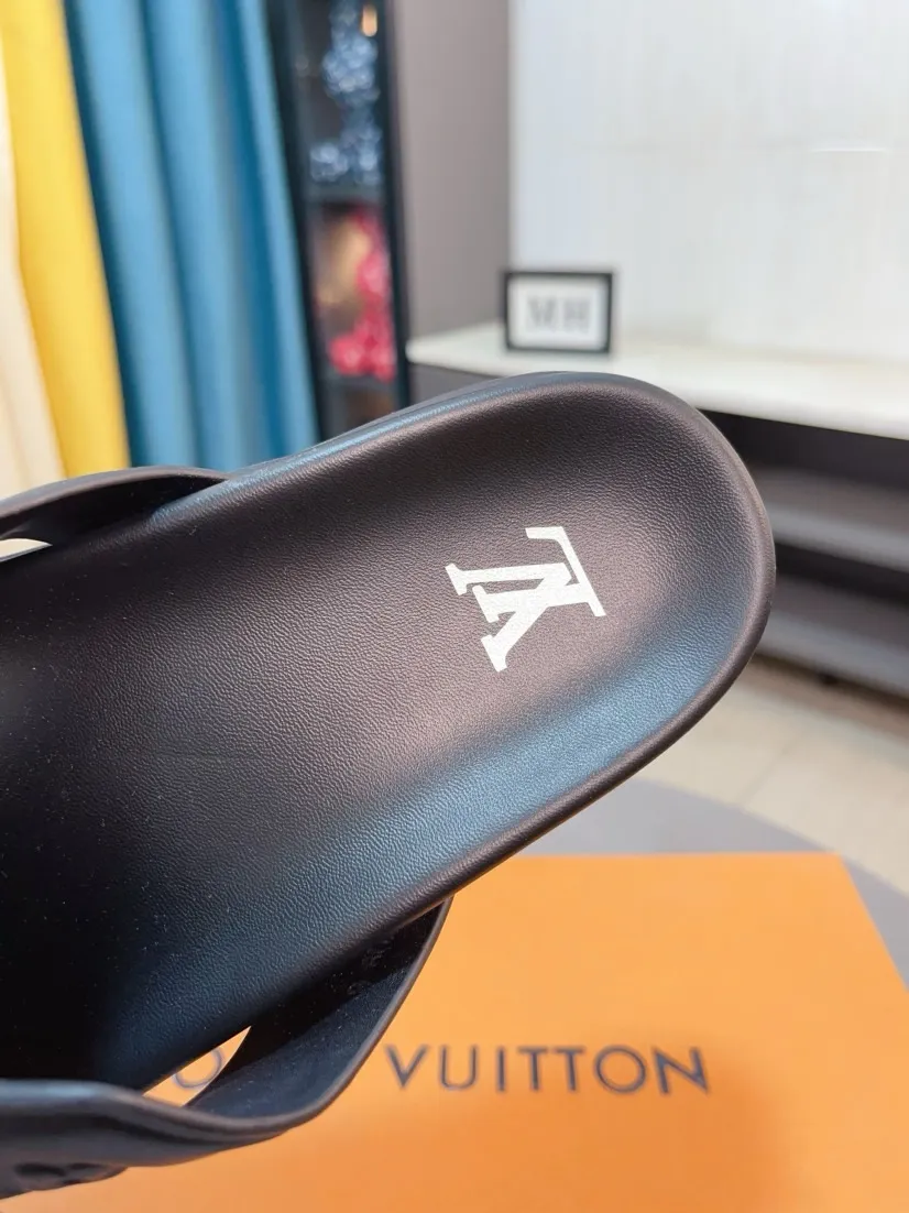 Men's shoes 💰360🌹🌹 (lv-Louis Vuitton) new men's sandals, high-end boutique, exquisite embossed logo decoration on the upper, fine workmanship, super soft soles, casual, loose and comfortable, a must-have in summer! \nsize：38-44